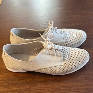 Kelly & Katie Beige Suede Perforated Lace-Up Oxfords size 9